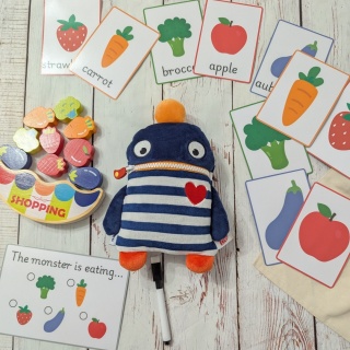 Głodny potworek ze skrytką – duży zestaw edukacyjny z drewnianymi warzywami i owocami - gra balansująca, karty, marker + worek