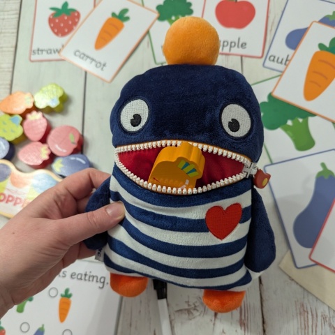 Głodny potworek ze skrytką – duży zestaw edukacyjny z drewnianymi warzywami i owocami - gra balansująca, karty, marker + worek