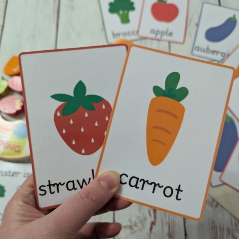 Głodny potworek ze skrytką – duży zestaw edukacyjny z drewnianymi warzywami i owocami - gra balansująca, karty, marker + worek