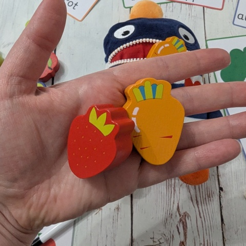 Głodny potworek ze skrytką – duży zestaw edukacyjny z drewnianymi warzywami i owocami - gra balansująca, karty, marker + worek