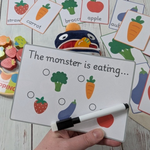 Głodny potworek ze skrytką – duży zestaw edukacyjny z drewnianymi warzywami i owocami - gra balansująca, karty, marker + worek