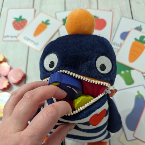 Głodny potworek ze skrytką – duży zestaw edukacyjny z drewnianymi warzywami i owocami - gra balansująca, karty, marker + worek