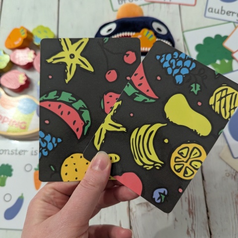 Głodny potworek ze skrytką – duży zestaw edukacyjny z drewnianymi warzywami i owocami - gra balansująca, karty, marker + worek