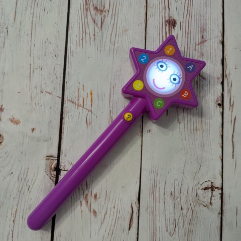 Magiczna różdżka, która zadaje pytania o kolory litery ABC i cyfry 123