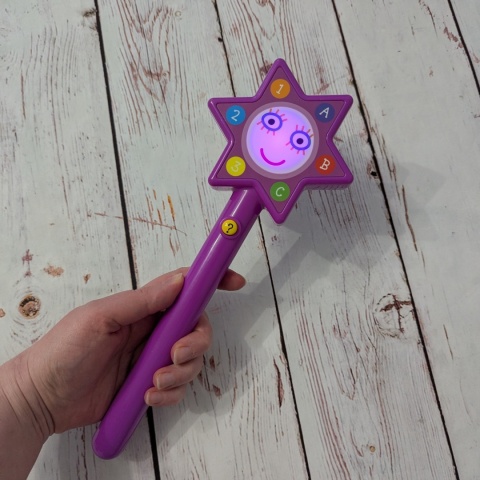 Magiczna różdżka, która zadaje pytania o kolory litery ABC i cyfry 123