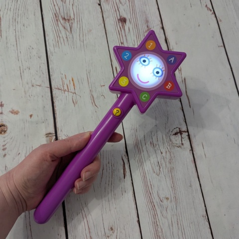 Magiczna różdżka, która zadaje pytania o kolory litery ABC i cyfry 123