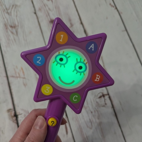 Magiczna różdżka, która zadaje pytania o kolory litery ABC i cyfry 123