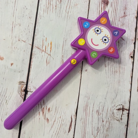 Magiczna różdżka, która zadaje pytania o kolory litery ABC i cyfry 123