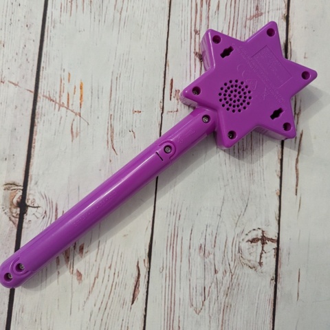 Magiczna różdżka, która zadaje pytania o kolory litery ABC i cyfry 123