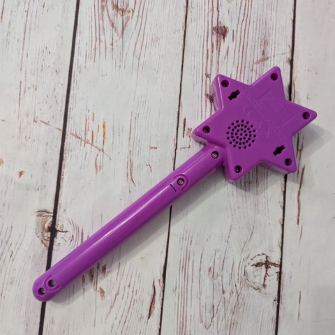 Magiczna różdżka, która zadaje pytania o kolory litery ABC i cyfry 123