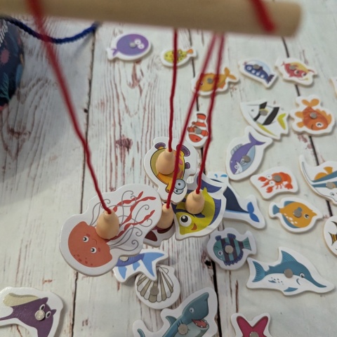 Magnetic Wooden Fishing Game - Zestaw do łowienia morskich zwierząt z wędkami i kotkiem na magnes