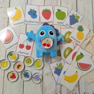 Pluszowy potworek z magnesem – duży zestaw edukacyjny z owocami - pokrywki, karty + worek