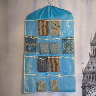 Wiszący organizer z kieszeniami na karty - 72x42 cm - 16 kieszeni - karty A6 i mniejsze - kolor niebieski