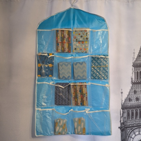 Wiszący organizer z kieszeniami na karty - 72x42 cm - 16 kieszeni - karty A6 i mniejsze - kolor niebieski