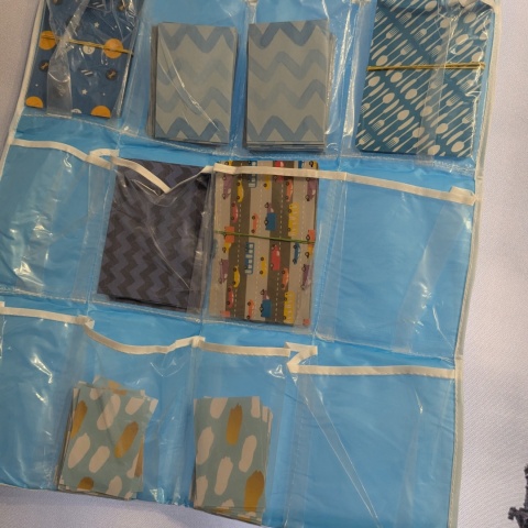 Wiszący organizer z kieszeniami na karty - 72x42 cm - 16 kieszeni - karty A6 i mniejsze - kolor niebieski