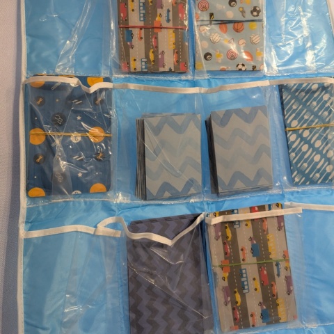 Wiszący organizer z kieszeniami na karty - 72x42 cm - 16 kieszeni - karty A6 i mniejsze - kolor niebieski