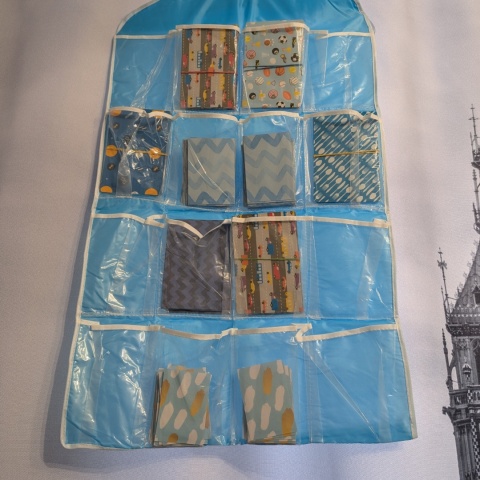 Wiszący organizer z kieszeniami na karty - 72x42 cm - 16 kieszeni - karty A6 i mniejsze - kolor niebieski