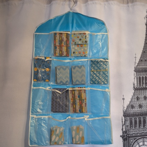 Wiszący organizer z kieszeniami na karty - 72x42 cm - 16 kieszeni - karty A6 i mniejsze - kolor niebieski