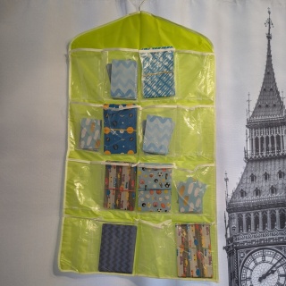 Wiszący organizer z kieszeniami na karty - 72x42 cm - 16 kieszeni - karty A6 i mniejsze - kolor zielony