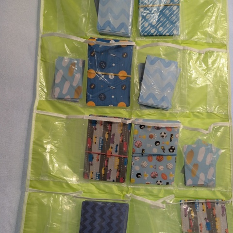 Wiszący organizer z kieszeniami na karty - 72x42 cm - 16 kieszeni - karty A6 i mniejsze - kolor zielony