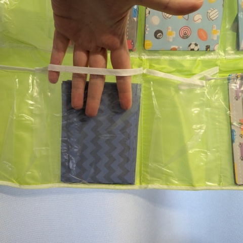 Wiszący organizer z kieszeniami na karty - 72x42 cm - 16 kieszeni - karty A6 i mniejsze - kolor zielony