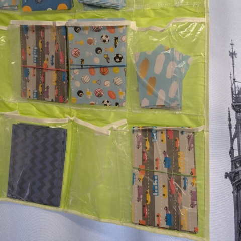 Wiszący organizer z kieszeniami na karty - 72x42 cm - 16 kieszeni - karty A6 i mniejsze - kolor zielony