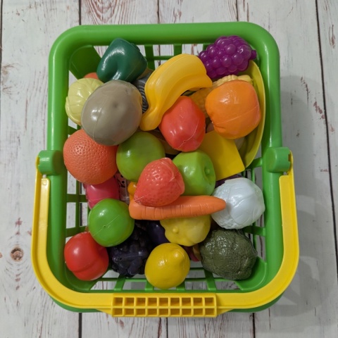 Zestaw rekwizytów jedzeniowych - 48 sztuk w koszyku