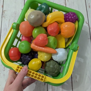 Zestaw rekwizytów jedzeniowych - 48 sztuk w koszyku