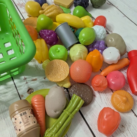 Zestaw rekwizytów jedzeniowych - 48 sztuk w koszyku