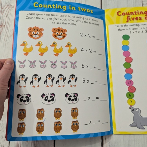 Książka Wipe Clean Workbooks: Time Tables z markerem suchościeralnym W ŚRODKU NOWA