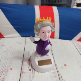 Królowa Elżbieta II figurka działająca na promienie słoneczne