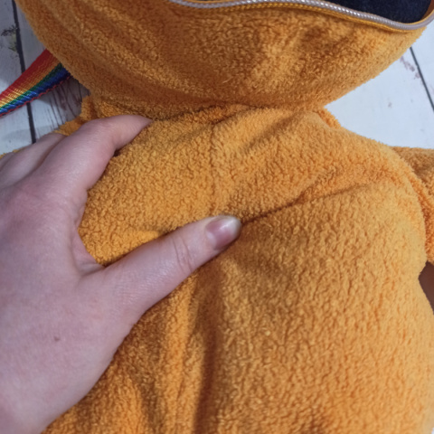 Wielki potworek do karmienia z zamykaną buzią i skrytką w brzuchu Wielki potworek do karmienia z zamykaną buzią i skrytką w brzuchu