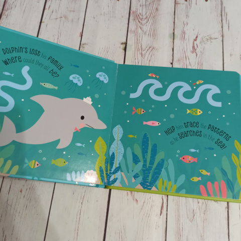 Książka Under the Sea z sensorycznymi szlaczkami i klapami Książka Under the Sea z sensorycznymi szlaczkami i klapami