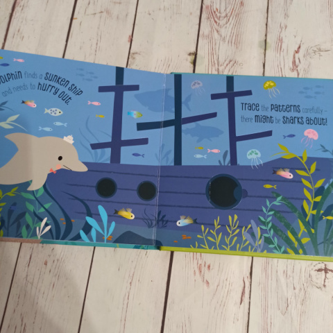 Książka Under the Sea z sensorycznymi szlaczkami i klapami Książka Under the Sea z sensorycznymi szlaczkami i klapami