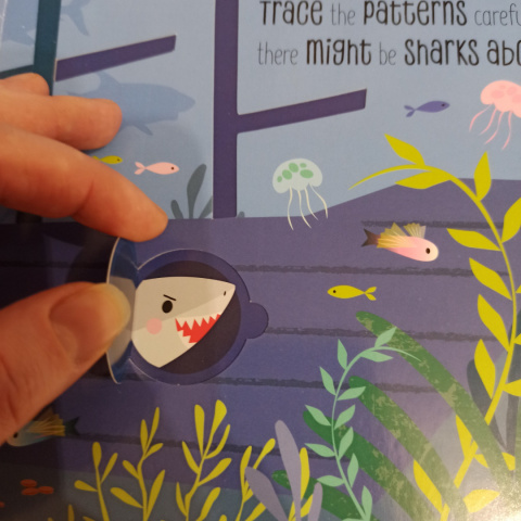 Książka Under the Sea z sensorycznymi szlaczkami i klapami Książka Under the Sea z sensorycznymi szlaczkami i klapami